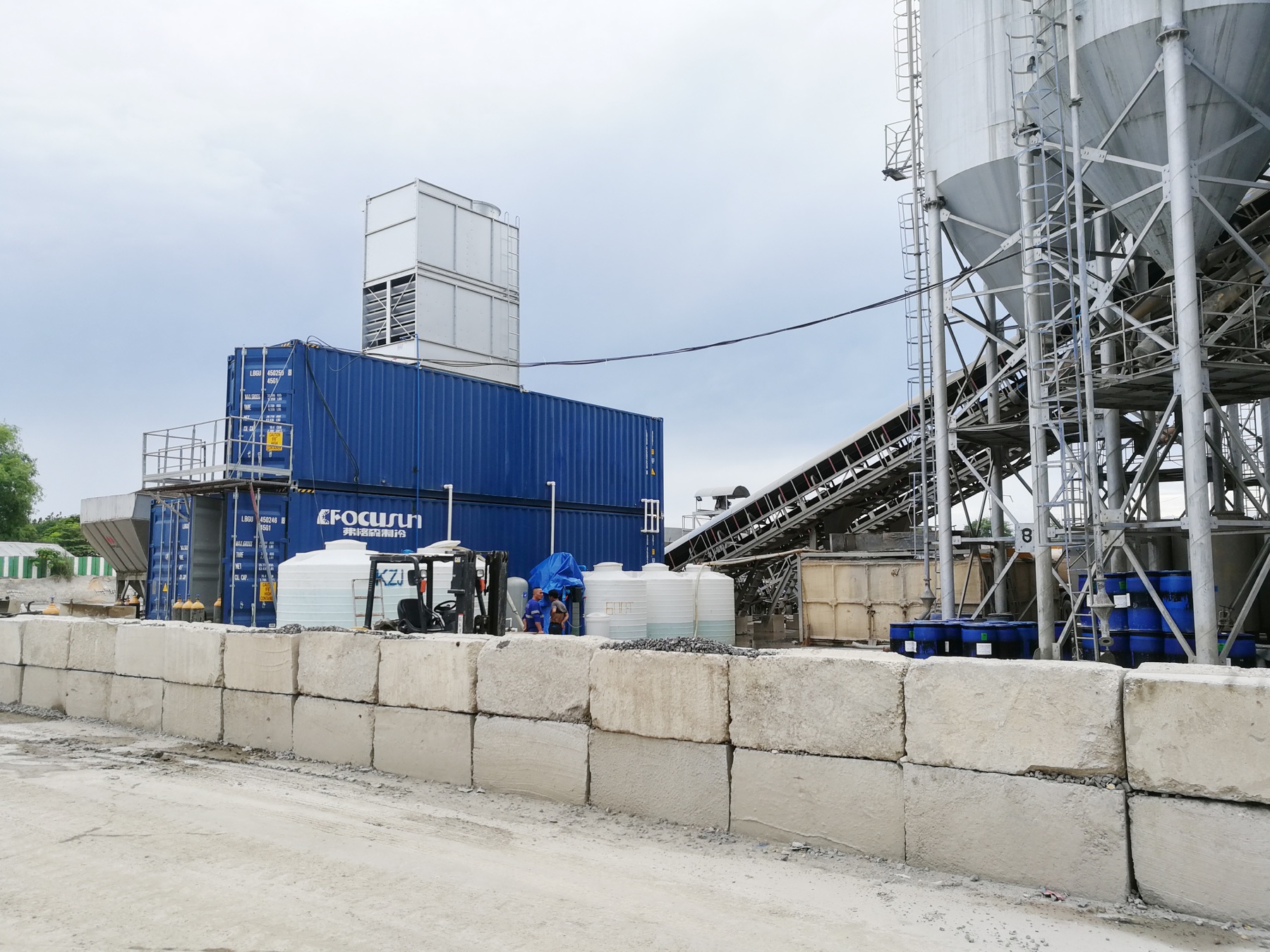 Focusun containerized concrete cooling plant connected to a batching plant
